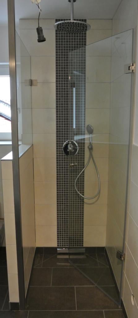 Dusche Glasdusche Milano Original von KL Glas Wand mit Edelstahlprofiel nach inne geöffnet