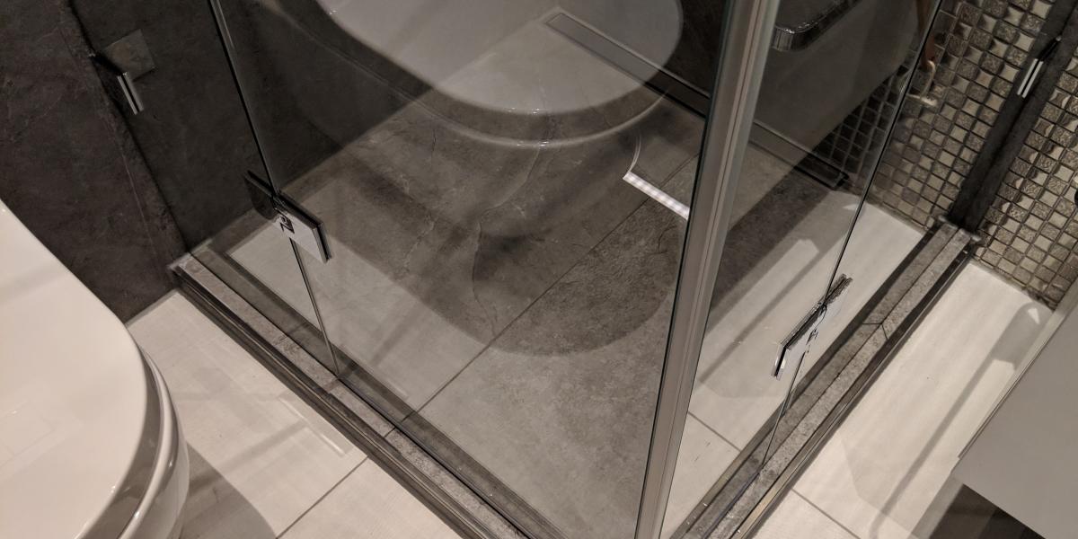 Geschlossene Dusche mit filigranen Klebedichtungen Magnetdichtung z. B. in der Ansicht nur 18 mm