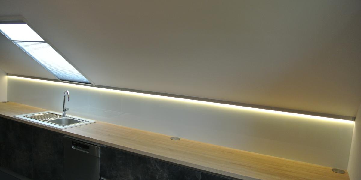 534,2 cm lange Küchenrückwand Weißglas