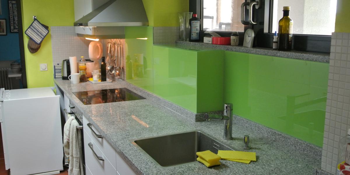 Nacher grüne Küchenrückwand